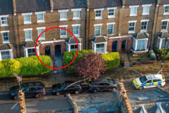 politia britanica a arestat un al patrulea suspect in cazul incendierii casei premierului keir starmer 683e073e6d236