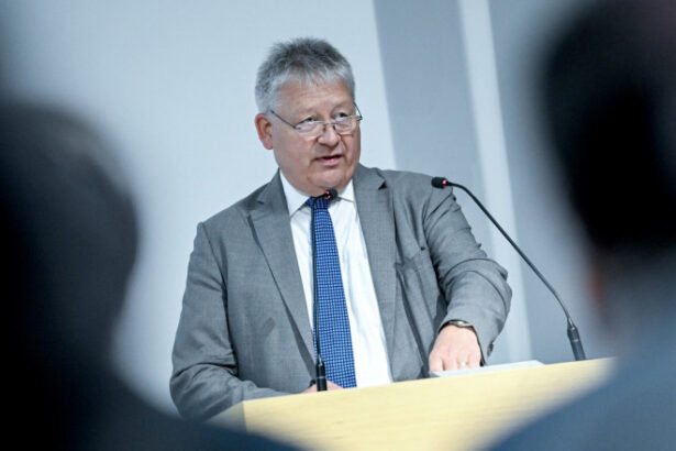 populatia rusa sprijina razboiul si urmeaza linia kremlinului spune seful spionajului german asta ii permite sa manipuleze tara 68494d9473707