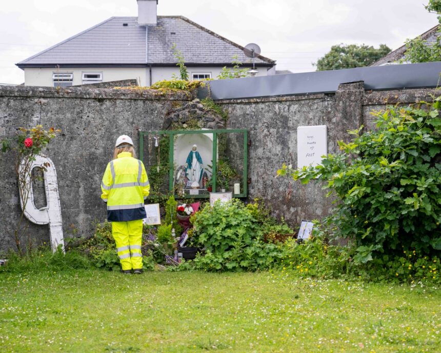 Încep demersurile pentru descoperirea rămășițelor a 800 de infanți la un cămin pentru mame și copii din Irlanda 1 preparatory work to identify remains of 800 infants at irish mother and baby home begins 6850101d32a54