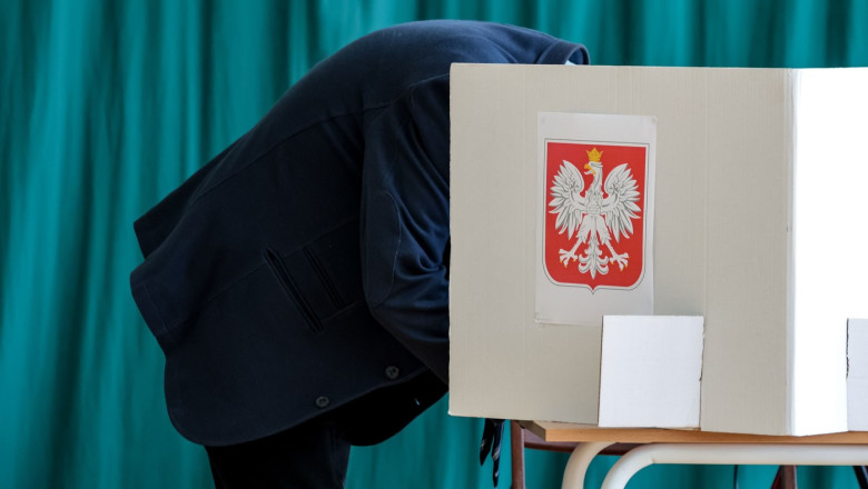 Aflați cine va câștiga bătălia ideologică din Polonia: Viziuni pro-UE și MAGA se confruntă în turul decisiv al alegerilor prezidențiale 1 prezenta mare la turul al doilea al prezidentialelor din polonia viziunile pro ue si maga se ciocnesc duminica la urne 683c7ea9c20e4