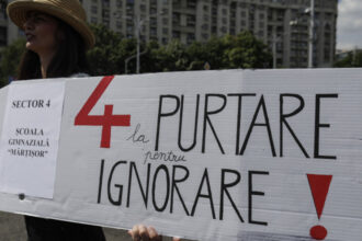 protest al sindicalistilor din educatie in 18 iunie prin purtarea de banderole sau ecusoane care le sunt nemultumirile 684c2eff90a66