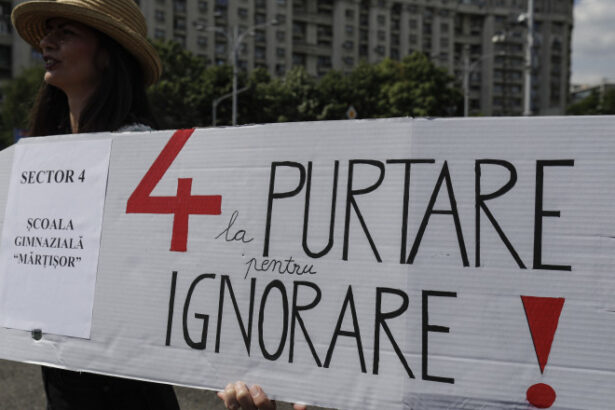 protest al sindicalistilor din educatie in 18 iunie prin purtarea de banderole sau ecusoane care le sunt nemultumirile 684c2eff90a66
