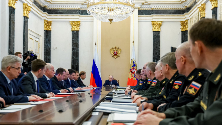 Putin a dispus elaborarea unei strategii de înarmare pe o decadă. Principiile stabilite de liderul de la Kremlin 1 putin a ordonat crearea unui plan de inarmare pe termen de 10 ani prioritatile enuntate de catre liderul de la kremlin 684aa74cb3f54