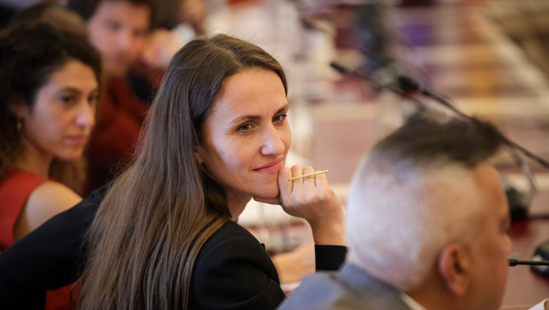 Raluca Turcan îi ia apărarea Oanei Țoiu, vizată de critici pentru alegerile vestimentare: „Este o manifestare de dispreț profund față de femei.” 1 raluca turcan o apara pe oana toiu victima unor atacuri la adresa tinutei sale e un dispret profund fata de femei 685d415b620f6