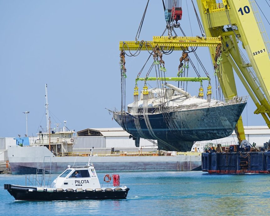Superyacht-ul recuperat al lui Mike Lynch a ajuns în orașul sicilian 1 recovered mike lynch superyacht transferred to sicilian town 6858b92717d57