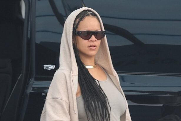 rihanna dresses her baby bump in baggy sweats as pregnant star lands in los angeles 685c09015da4d