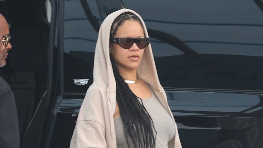 Rihanna îmbracă burtica de gravidă în blugi oversized, în timp ce sosește la Los Angeles. 1 rihanna dresses her baby bump in baggy sweats as pregnant star lands in los angeles 685c09015da4d