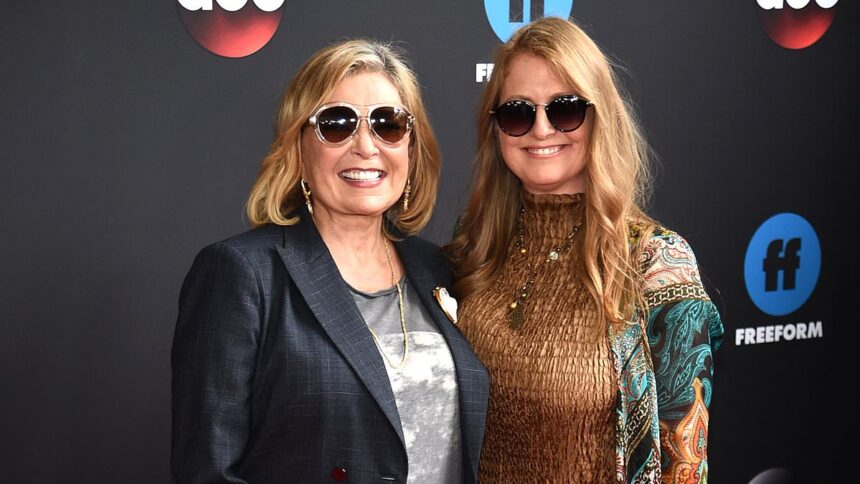 Roseanne Barr susține că fiica pe care a dat-o spre adopție a trăit cu convingerea că mama ei era Goldie Hawn. 1 roseanne barr claims daughter she put up for adoption spent life thinking her mother was goldie hawn 685b1c7e3ede5