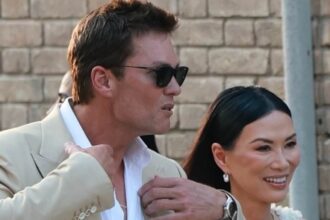 rupert murdochs ex wife wendi deng puts on flirty display with tom brady during bezos wedding festivities 685de09d2ea26
