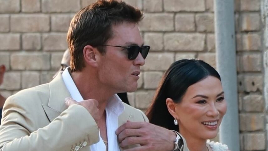 Wendi Deng, fosta soție a lui Rupert Murdoch, atrage privirile alături de Tom Brady la petrecerea de nuntă a lui Bezos. 1 rupert murdochs ex wife wendi deng puts on flirty display with tom brady during bezos wedding festivities 685de09d2ea26