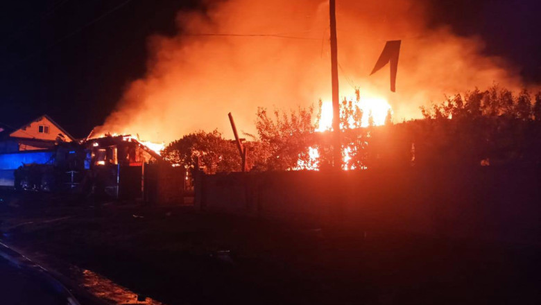 Atac devastator cu drone în nordul Ucrainei: 5 vieți pierdute, printre care și un copil, și 23 de răniți 1 rusia a lansat un atac cu drone in nordul ucrainei cel putin 5 persoane inclusiv un copil au fost ucise 23 de oameni au fost raniti 6841461a5c600