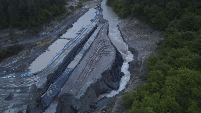 Salina Praid. O barieră de 750 de metri construită de autorități pentru a salva gospodăriile de inundații 1 salina praid autoritatile au realizat o linie de aparare de 750 de metri pentru a proteja gospodariile de viitura 683d6b9df3f0e