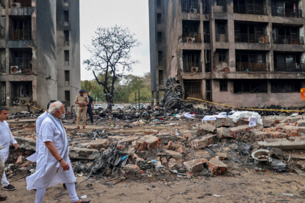 salvatorii cauta supravietuitori si resturi ale avionului air india in ahmedabad modi scena dezastrului este sfasietoare 684bd9252fce9