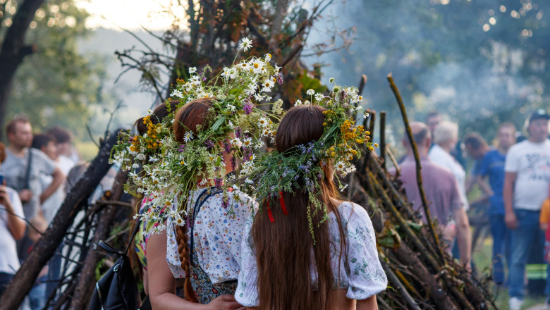 Misterele Sânzienelor 2025: De ce se așază busuiocul sub pernă în noaptea magică de 23 spre 24 iunie și ce ierburi vindecătoare se strâng 1 sarbatoarea de sanziene 2025 de ce se pune busuioc sub perna in noaptea de 23 spre 24 iunie ce plante medicinale se culeg 6858dc4e03397