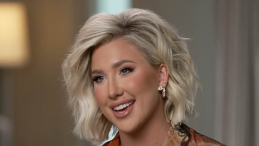 Savannah Chrisley deschide un nou capitol important după ani de eforturi pentru a-și obține părinții, Todd și Julie, grațiați. 1 savannah chrisley reveals major new chapter after devoting years to getting her parents todd and julie pardoned 6862aa7b9e562