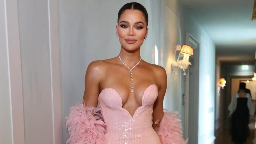 Scott Disick lansează un compliment jucăuș la adresa look-ului atrăgător al lui Khloé Kardashian la nunta Bezos-Sánchez. 1 scott disick drops flirty comment on khloe kardashians sexy look for bezos sanchez wedding 68606e5c88bf4