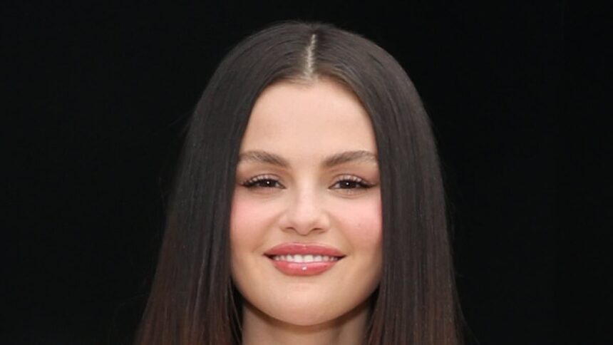 Selena Gomez folosește un cuvânt jignitor în timpul unui interviu despre limba spaniolă. 1 selena gomez drops offensive word during interview about speaking spanish 685dc09c5ae80