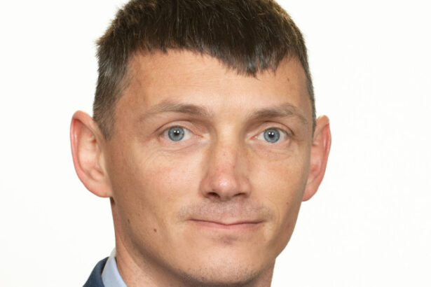 senatorul care sustine ca a facut facultatea la un site de matrimoniale a fost condamnat pentru conducere cu permisul suspendat 685195029bb36