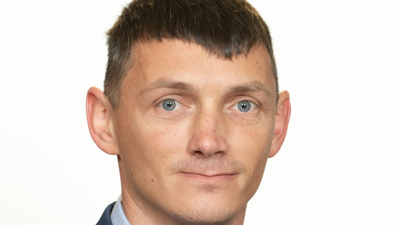 Senatorul care pretinde că și-a obținut diploma pe un site de întâlniri a fost judecat pentru conducere fără permis valabil 1 senatorul care sustine ca a facut facultatea la un site de matrimoniale a fost condamnat pentru conducere cu permisul suspendat 685195029bb36