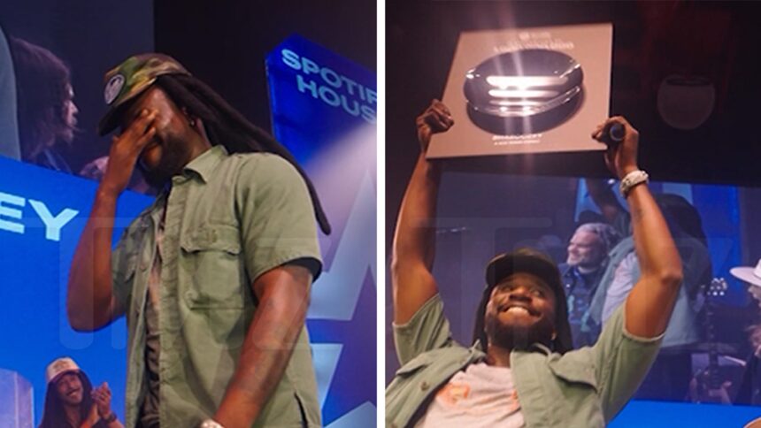 Shaboozey, înduioșat după ce a depășit pragul de un miliard de ascultări pe Spotify 1 shaboozey gets emotional after surpassing spotifys billion stream milestone 684767f9aab01