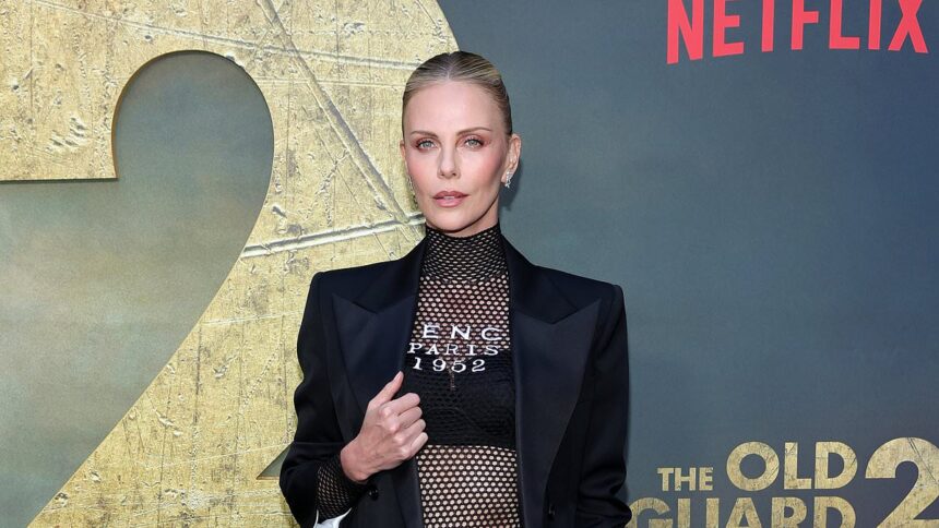 Charlize Theron dezvăluie secretele minciunilor masculine pe aplicația de întâlniri pentru celebrități, Raya. 1 single charlize theron reveals what men lie about on celebrity dating app raya 685f106dcc43d