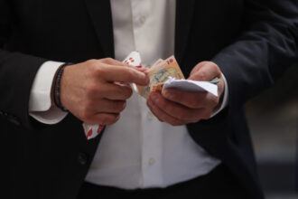 sondaj peste 77 dintre romani sunt de acord cu reducerea cheltuielilor de functionare a statului altele decat cele cu angajatii 6840192e51b9f