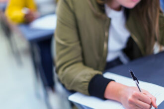 subiecte bac 2025 la istorie elevii de la profilul uman dau proba la istorie baremul de corectare va fi publicat pe edu ro 68490d5e9a0e2