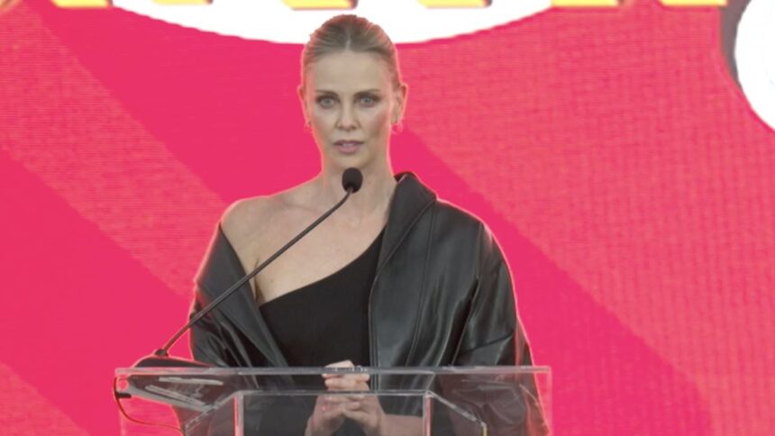 Charlize Theron, criticată aspru de fani pentru atacul asupra petrecerii de 50 de milioane de dolari organizate de Jeff Bezos. 1 super woke charlize theron blasted by fans over laying into jeff bezos 50m dollar wedding festivities 6862a30a1b2ae