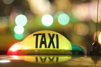 taximetrist retinut dupa ce i ar fi cerut unui turist nigerian de 90 de ani aproape 400 e pentru o cursa pana la hotel 686121e504fcf