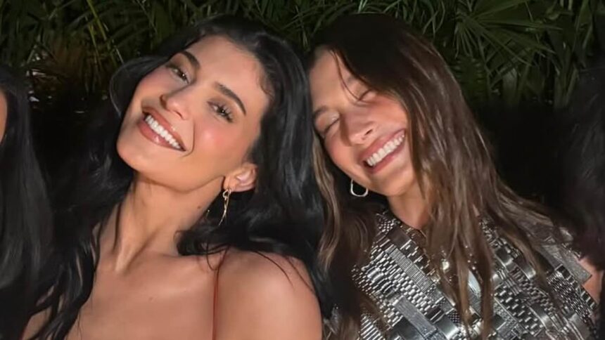 Detalii revelatoare în conversația dintre Kylie Jenner și Hailey Bieber în timpul crizei conjugale. 1 telling detail in kylie jenners group chat text with hailey bieber amid marriage crisis 685f5a2c5021f