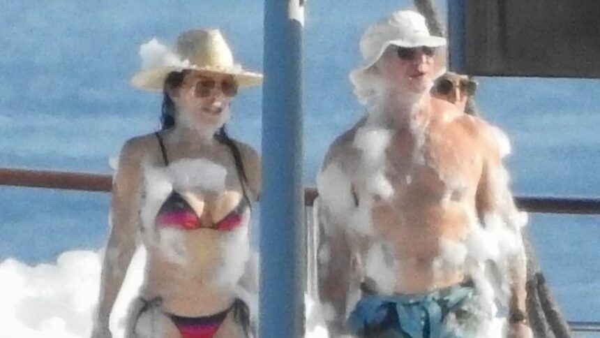 Nunta Bezos-Sanchez: un festin extravagant de 20 de milioane, dar cu un aer de rușine, comparativ cu eleganța adevăratelor staruri. 1 the bezos sanchez wedding was a 20 million trash fest but its made all the more embarrassing by the a list couple whove shown them how to really do it 6862e29839c21