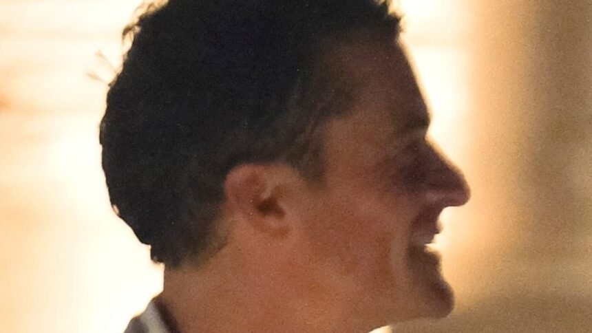 Imaginile care îi vor frânge inima lui Katy Perry: Orlando Bloom surprins în brațele unei mistere după petrecerea de nuntă a lui Bezos. 1 the pictures that will break katy perrys heart playboy orlando bloom caught wrapping arm around mystery women after bezos wedding party washout 685e27df5511e