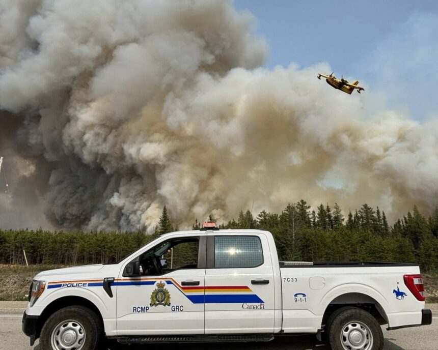Mii de persoane evacuate în trei provincii canadiene din cauza incendiilor de vegetație în desfășurare 1 thousands evacuated in three canadian provinces as wildfires continue 683e0e375dc10