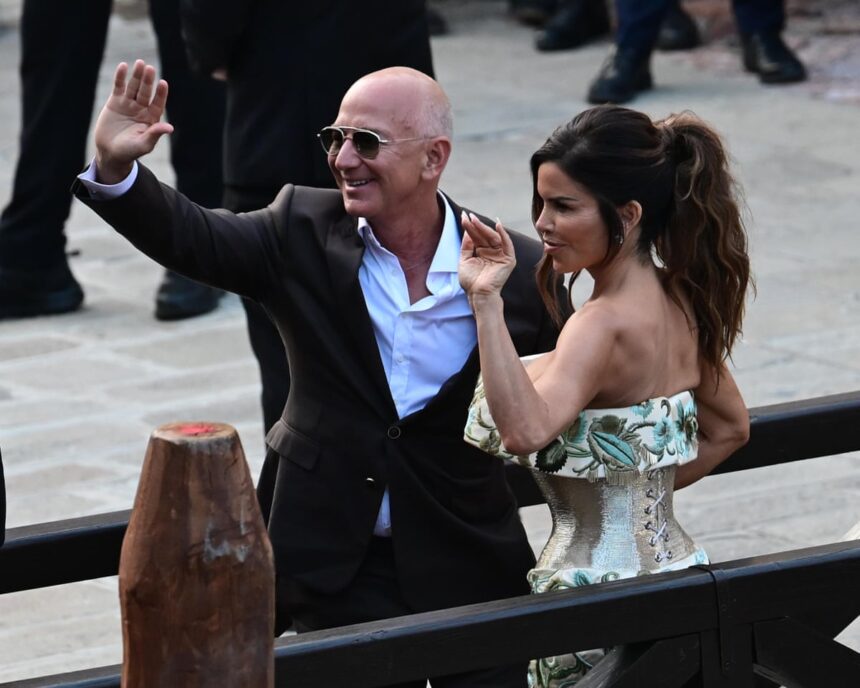 Ceremonia de nuntă a lui Bezos, plină de strălucire și controverse, prinde avânt în Veneția. 1 till jeff us do part divisive star studded bezos wedding hits full swing in venice 685eb36812fac