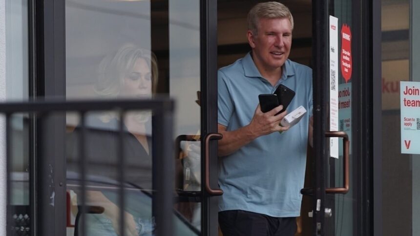 Todd și Julie Chrisley surprinși pentru prima dată după ce au dezvăluit că fiul lor de 19 ani a cerut să doarmă în camera lor după eliberarea din închisoare. 1 todd and julie chrisley spotted for first time after revealing son 19 begged to sleep in their room following prison release 6861dc1a42c49
