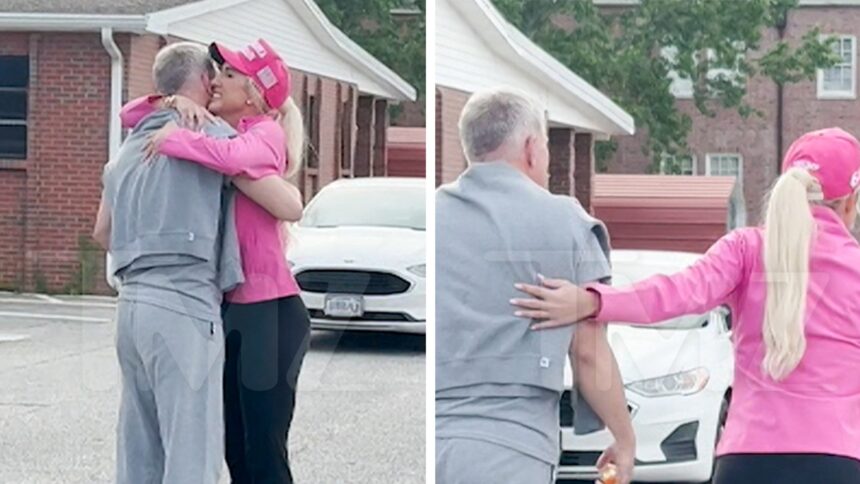 Îmbrățișare emoționantă între Todd și Savannah Chrisley după eliberarea din închisoare 1 todd and savannah chrisley hug after his release from prison on video 684e7e8f08408
