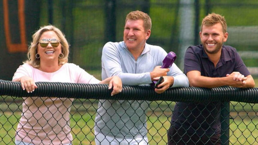 Fiul lui Todd Chrisley, Chase, anticipează transformări radicale pe care mama sa, Julie, le va face după eliberarea din închisoare. 1 todd chrisleys son chase predicted drastic change his mom julie would do after prison release 685c649542cba