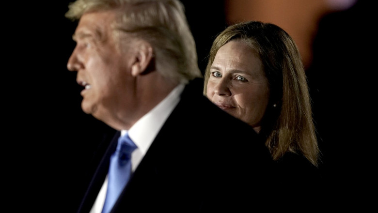 Trump își exprimă nemulțumirea față de judecătorii pe care i-a desemnat la Curtea Supremă, având-o pe Amy Coney Barrett ca principală țintă a frustrărilor sale 1 trump se plange in privat de judecatorii numiti de el la curtea suprema amy coney barrett tinta principala a furiei presedintelui 683f0588b8846