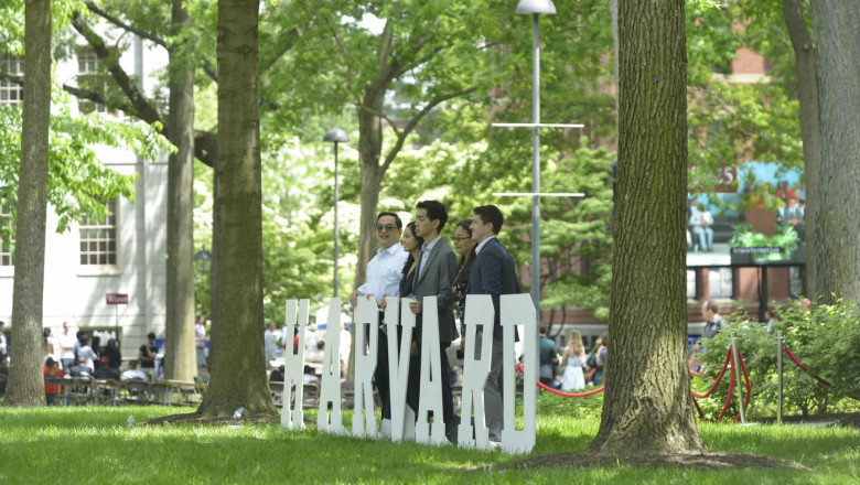 Trump blochează accesul studenților internaționali la Harvard. Răspunsul universității 1 trump suspenda intrarea in statele unite a studentilor internationali care vor sa studieze la harvard reactia universitatii 68414d23e9813