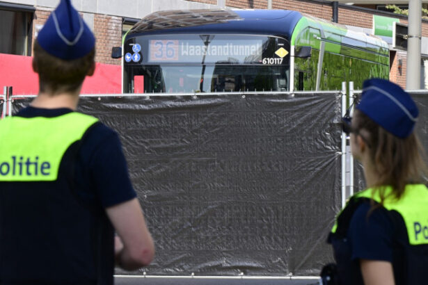 un barbat a inceput sa atace cu cutitul la intamplare pasagerii dintr un autobuz in belgia un mort si doi raniti 68505bf465535