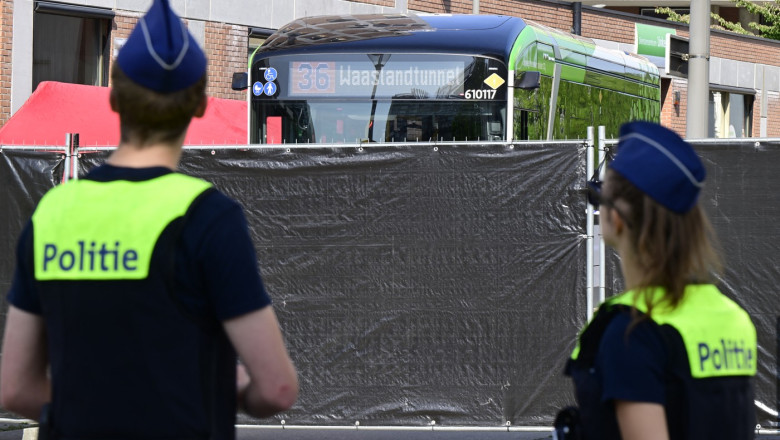 un barbat a inceput sa atace cu cutitul la intamplare pasagerii dintr un autobuz in belgia un mort si doi raniti 68505bf465535