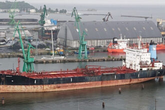 un petrolier rusesc care a stat opt ani intr un port din polonia e trimis in danemarca si taiat in bucati scoatem fierul vechi 68554c4233bef