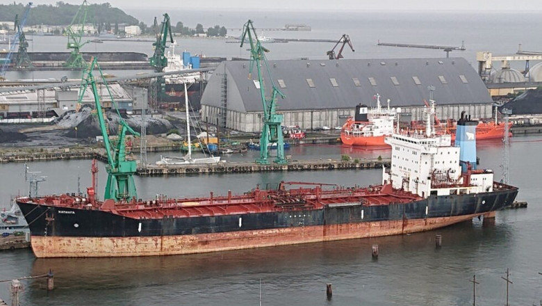 Un petrolier rusesc abandonat timp de opt ani în Polonia pleacă spre Danemarca pentru a fi dezmembrat: „Reciclăm fierul vechi” 1 un petrolier rusesc care a stat opt ani intr un port din polonia e trimis in danemarca si taiat in bucati scoatem fierul vechi 68554c4233bef