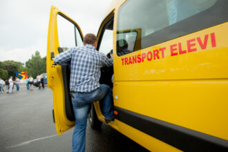 un primar din iasi ameninta sa lase elevii fara microbuz scolar si hartie igienica pentru ca nu au avut rezultate bune la invatatura 6842fb7668cbd