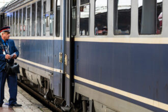 un tanar a fost injunghiat de un altul in tren garnitura s a oprit de urgenta iar cel ranit a fost dus la spital 683c63f282eb2