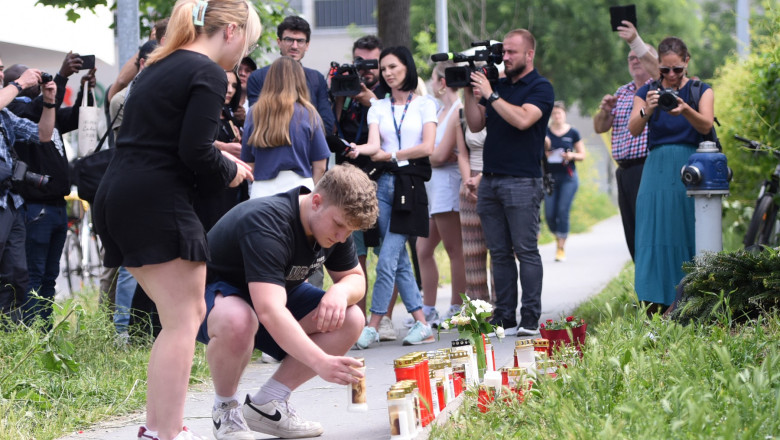 Unul dintre cei doi tineri români afectați de atacul din Austria, împușcat de patru ori, a fost supus unei intervenții chirurgicale de urgență. Reacția mamei sale 1 unul dintre cei doi elevi romani raniti in atacul din austria impuscat de patru ori a fost operat de urgenta ce spune mama lui 68499af5d7d96