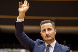 vicepresedintele parlamentului european nicu stefanuta conduce delegatia pe la budapest pride dragostea nu poate fi interzisa 685e91f74bbd3