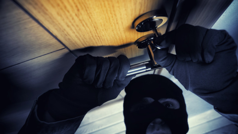 A debutat perioada spargerilor în locuințe. Ce greșeală frecventă fac românii când pleacă în vacanță 1 video a inceput sezonul furturilor din locuinte greseala pe care o fac multi dintre romani atunci cand pleaca in vacanta 68565c69c9acc