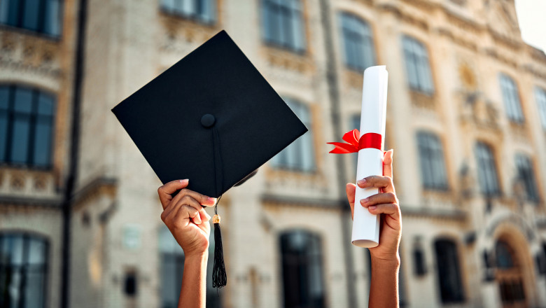 Studenți la 70 de ani: Povestea inspirațională a absolvenților care ne arată că viața devine și mai frumoasă prin învățare 1 video absolventi de facultate la 70 de ani motivul pentru care si au dorit sa fie studenti la varsta a treia viata e frumoasa daca o faci 683fc8502a71b