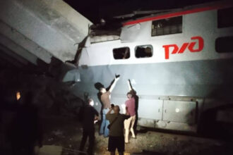 video accident in rusia un pod s a prabusit peste un tren cel putin sapte oameni au murit 683be8a540ed0